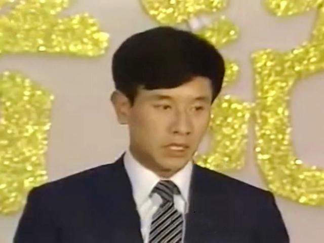 1982年吴荣根驾机叛逃台湾，后在美国刷盘子，晚年妄想回国埋祖坟