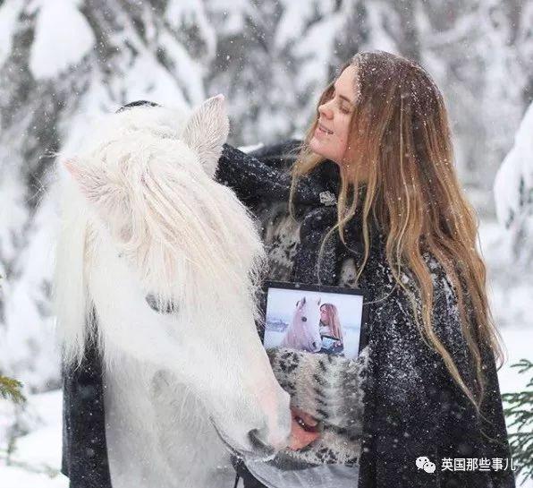 在瑞典雪地山林中，这个骑着独角兽的女孩，简直仙女啊……