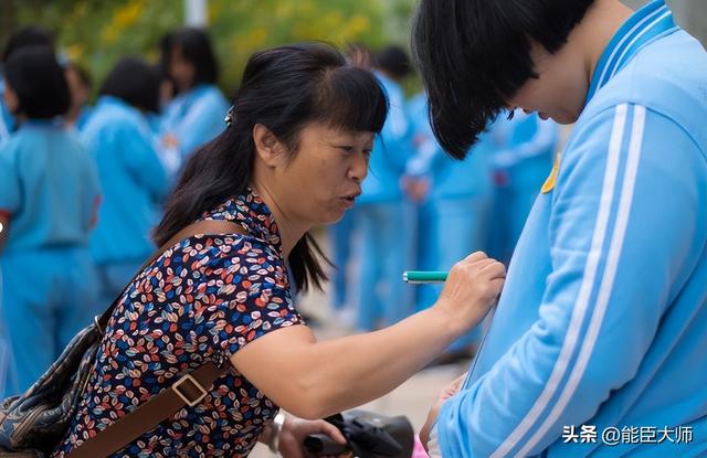 三观尽碎！河北一女教师与男学生教室激吻，评论区炸开了花