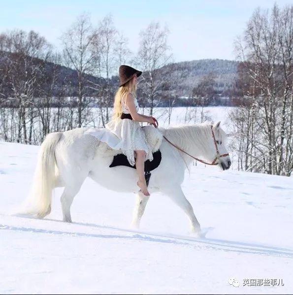 在瑞典雪地山林中，这个骑着独角兽的女孩，简直仙女啊……