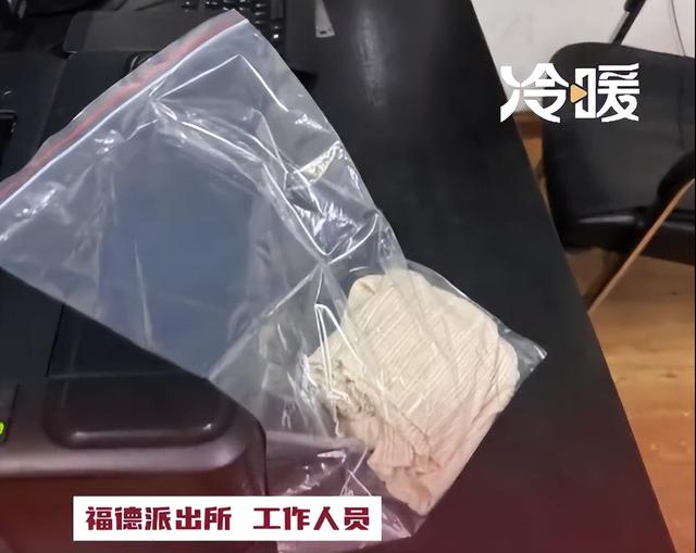 女子裙子被射不明液体，老公说是精液，当场吓哭，网友后怕引热议