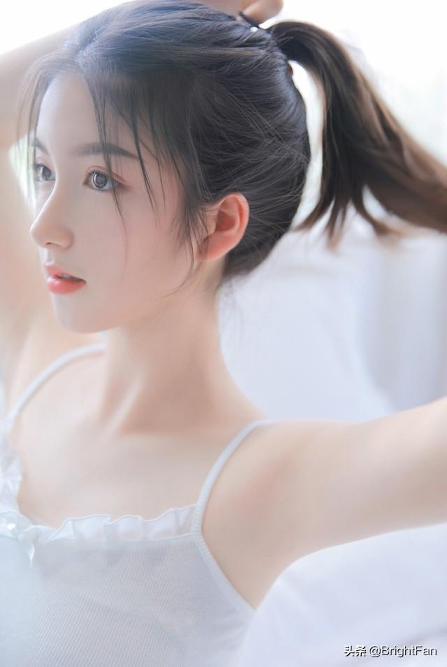 牛奶肌极品美女吊带衫夏日清爽性感唯美写真图片