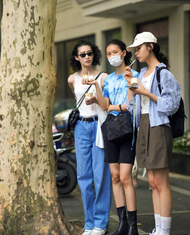 被上海街拍惊艳到了，不穿得花里胡哨反而自然高级，真美