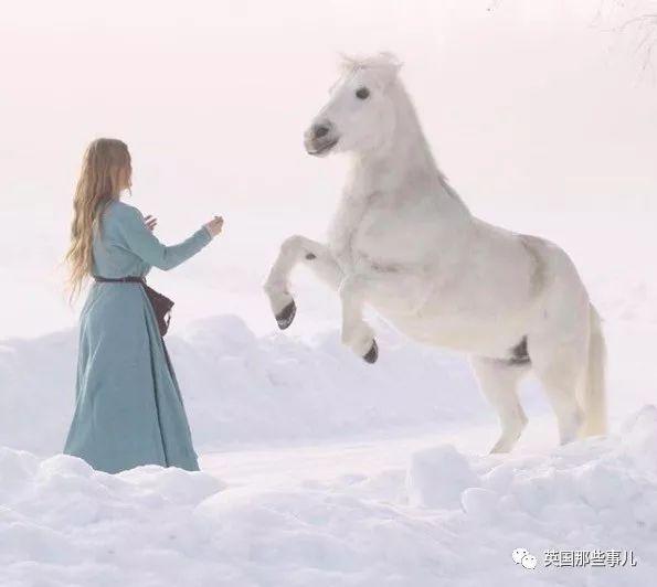 在瑞典雪地山林中，这个骑着独角兽的女孩，简直仙女啊……