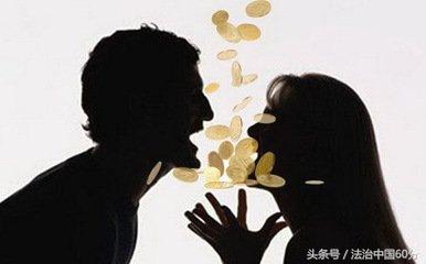 女子当众脱衣索要分手费，现场画面火爆让人不忍直视