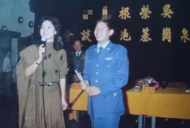 1982年吴荣根驾机叛逃台湾，后在美国刷盘子，晚年妄想回国埋祖坟