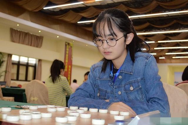 她是象棋超级美少女，14岁下全国赛，15岁夺冠，与王天一四次称霸