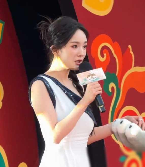 蒋欣“膀大腰粗”到底算不算大美女？看看她和杨幂的合照就有答案