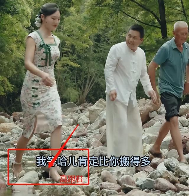 网红唐小鱼穿红裙海边戏水，当众掀裙惹争议，网友：丢人现眼