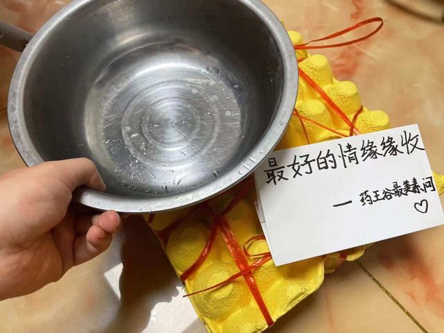 女子嫌男友送的花太丑，自己退货换了20箱土鸡蛋