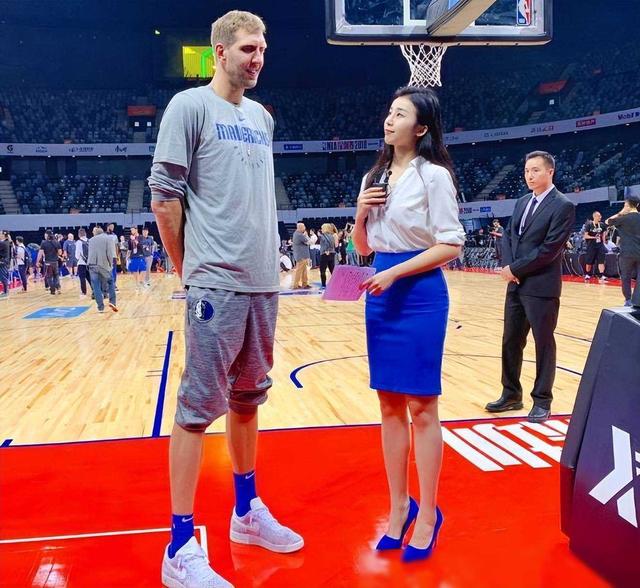 NBA的第一美女主播张曼源，身材不输卡戴珊，前男友强壮不输黑人