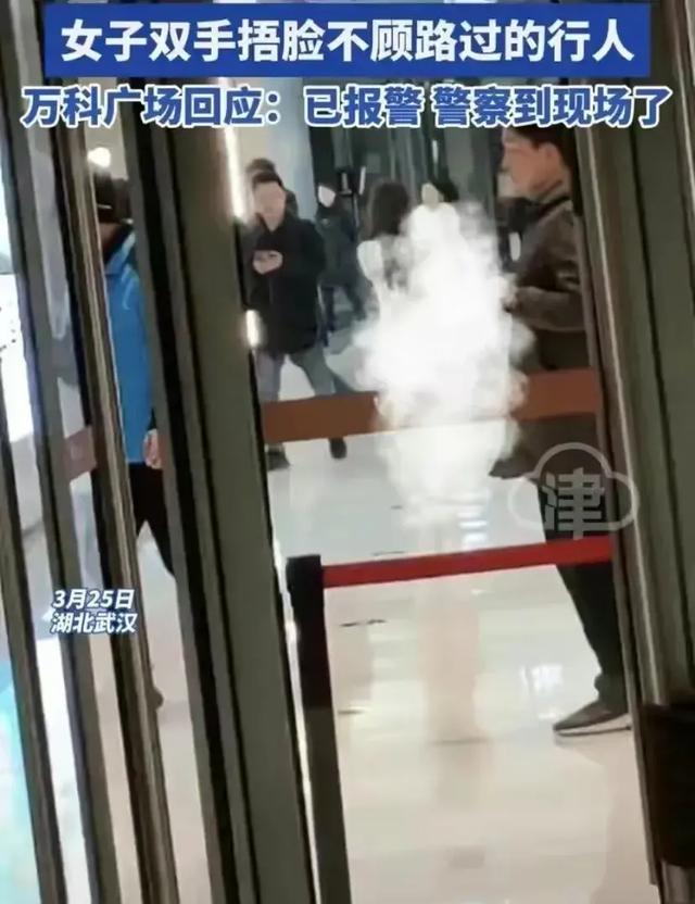 街头美女全裸逛街惊爆眼球，网友神评：“这是怎样的‘清凉’秀？