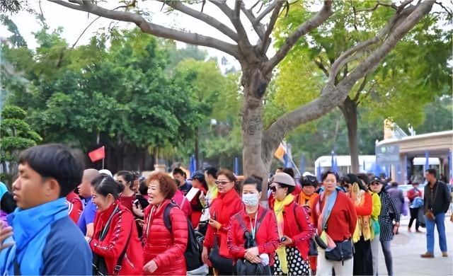 少女竟被大叔带到酒店，美女主动脱去衣服，献身五十岁的老男人!