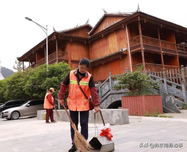 剑河一位姑娘久久地握住环卫工人的手不放开 “感谢您，阿姨”