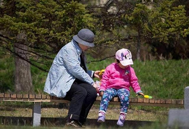 少女竟被大叔带到酒店，美女主动脱去衣服，献身五十岁的老男人!