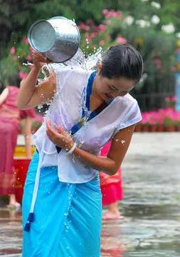 云南泼水节女子内衣湿透那么明显为什么还有那么多女子泼水？