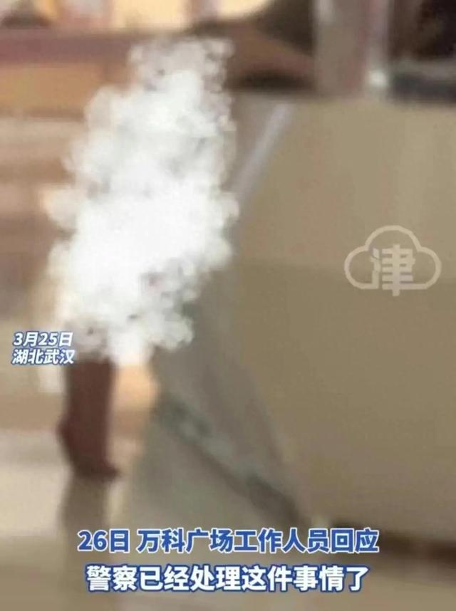 街头美女全裸逛街惊爆眼球，网友神评：“这是怎样的‘清凉’秀？