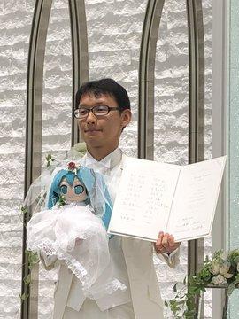 日本宅男娶初音满一年，狂晒“老婆”照片，称婚后超幸福