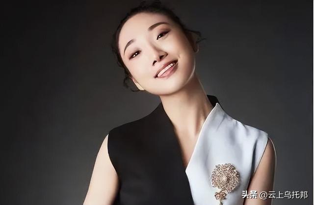 中国柔术美女：身材火辣，可轻松摆出各种姿势，已到登峰造极境界