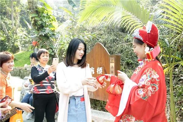 美女扮“财神”，引来游客争相合影，一天上千次直言累得笑不出