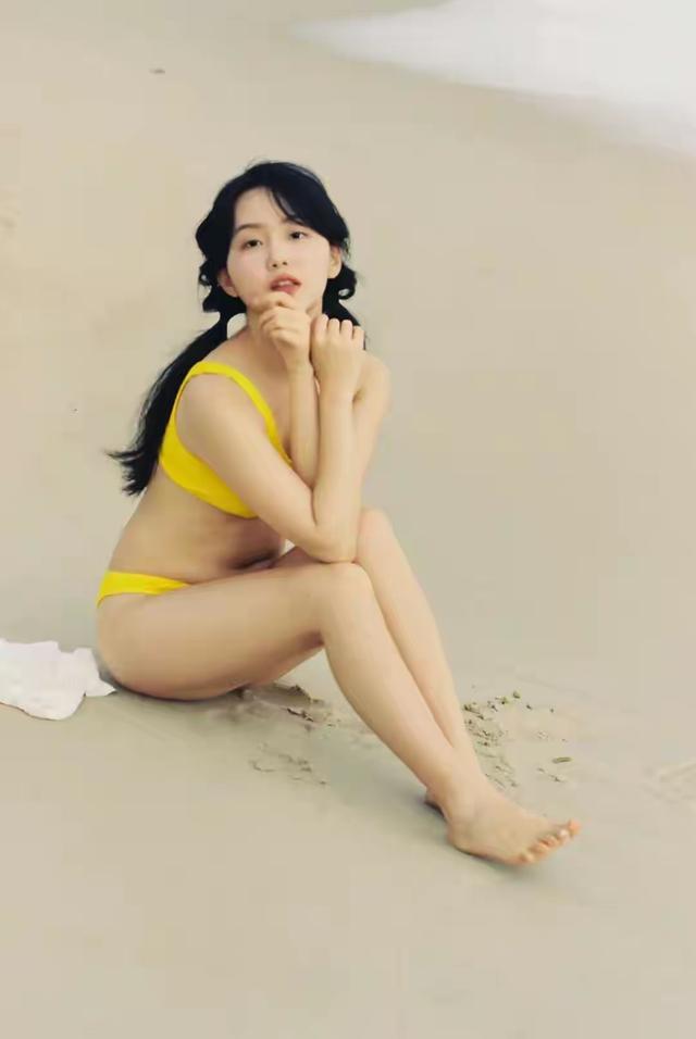 青春靓丽20岁黄色泳衣美女在江边拍的写真照