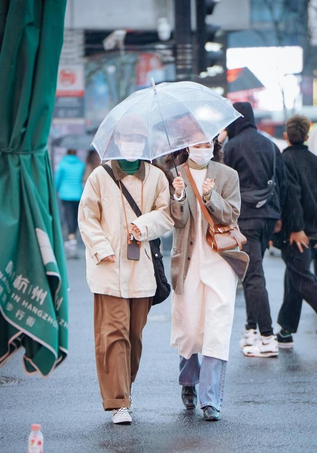 杭州的美女气质都好温柔，穿衣服也挑温柔的颜色，看着都很乖巧