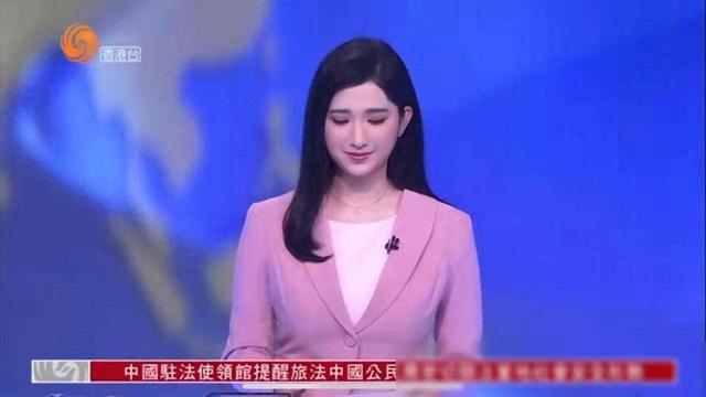 何超莲堂侄女担任凤凰卫视主播，获封法律系刘亦菲，甜似初恋女神