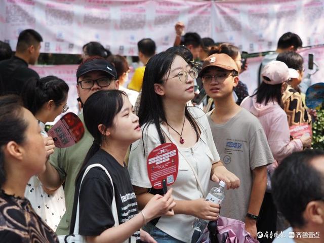 年轻靓丽！千佛山相亲大会美女帅哥越来越多，单身的你快来寻缘吧