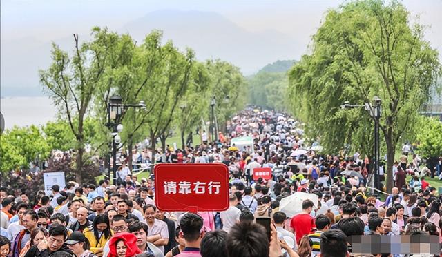 印度美女五一来中国旅游，刚出机场震惊大喊：中国有大事要发生