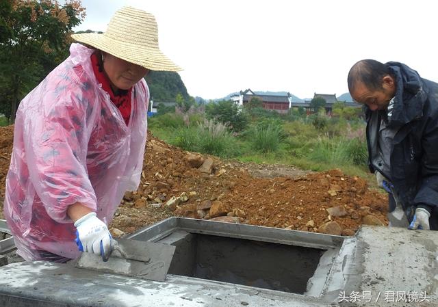 湖北宜昌：最美女泥瓦工！戴草帽批塑料膜雨衣 在建筑工地劳作