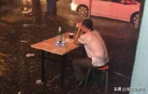 马桶吐酒(半夜跪抱着马桶狂吐：成年人的崩溃，悄无声息)