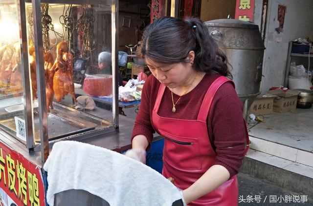 女子街头卖烤鸭，一天进账近千块