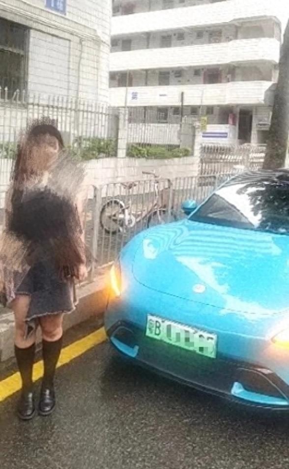 女子试驾小米SU7撞车，赔偿5000元，知名博主：被销售给忽悠了