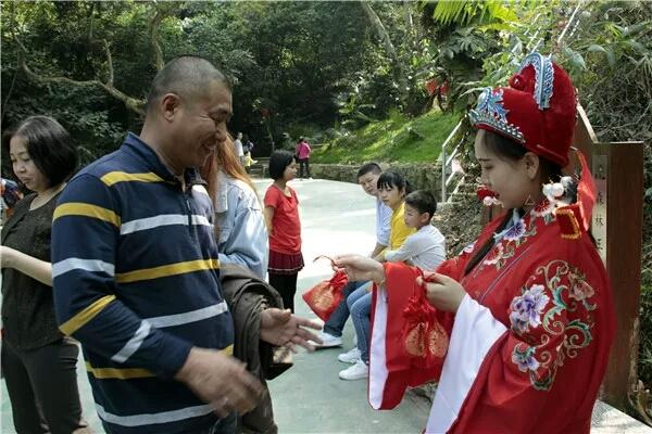 美女扮“财神”，引来游客争相合影，一天上千次直言累得笑不出