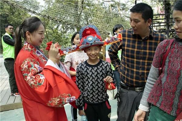 美女扮“财神”，引来游客争相合影，一天上千次直言累得笑不出