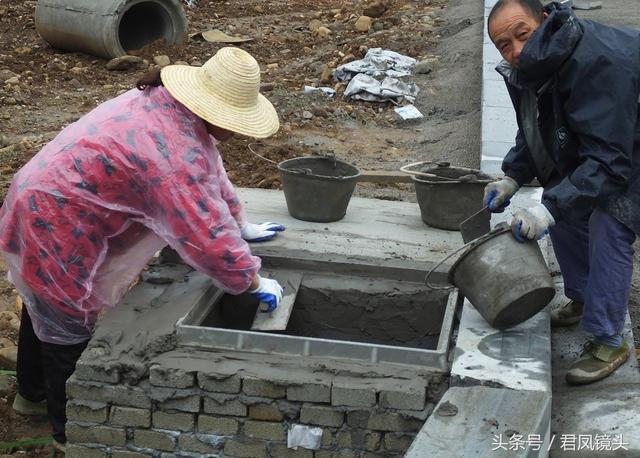 湖北宜昌：最美女泥瓦工！戴草帽批塑料膜雨衣 在建筑工地劳作