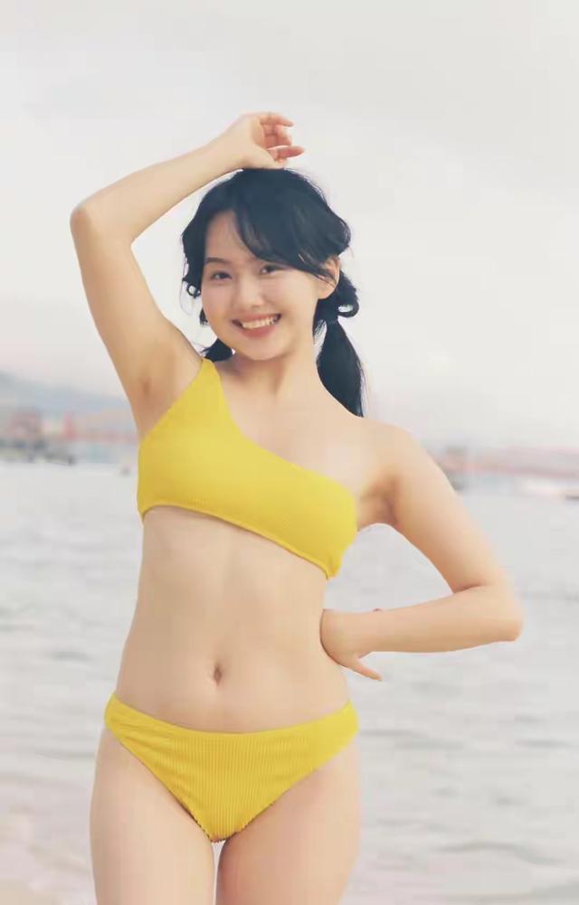 青春靓丽20岁黄色泳衣美女在江边拍的写真照