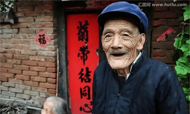 少女竟被大叔带到酒店，美女主动脱去衣服，献身五十岁的老男人!