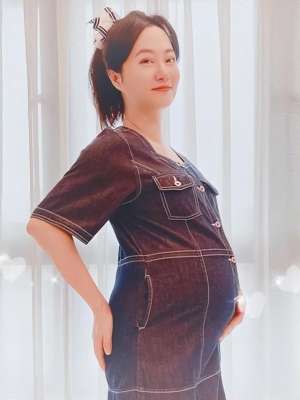 肚子疼图片(42岁美女主持报喜讯，穿牛仔裙秀30周孕肚，结婚5年曾多次流产)