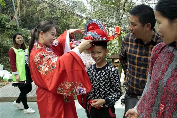 美女扮“财神”，引来游客争相合影，一天上千次直言累得笑不出