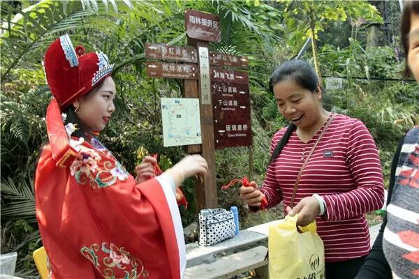 美女扮“财神”，引来游客争相合影，一天上千次直言累得笑不出