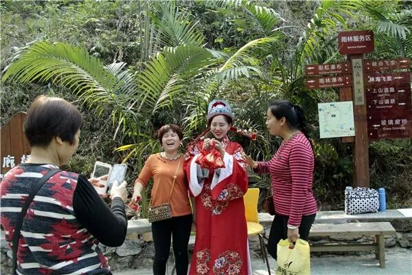 美女扮“财神”，引来游客争相合影，一天上千次直言累得笑不出