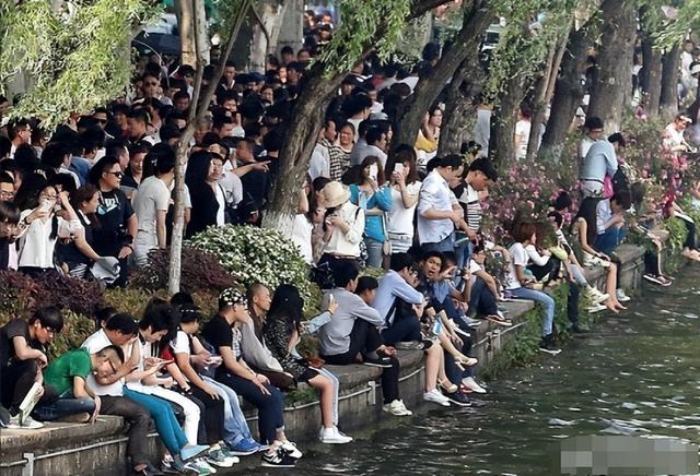 印度美女五一来中国旅游，刚出机场震惊大喊：中国有大事要发生