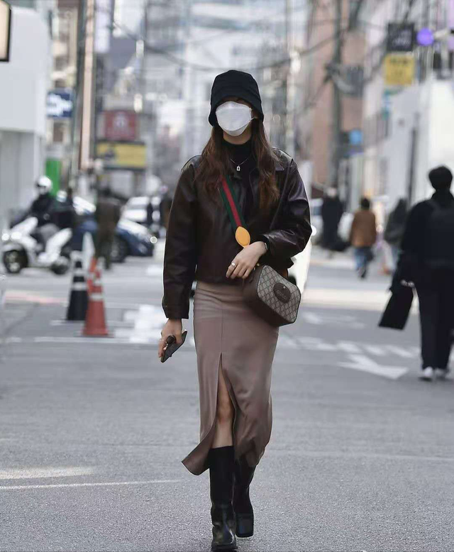 讲真，穿黑色就服韩国女生！她们的“黑色穿搭”街拍，越看越时髦