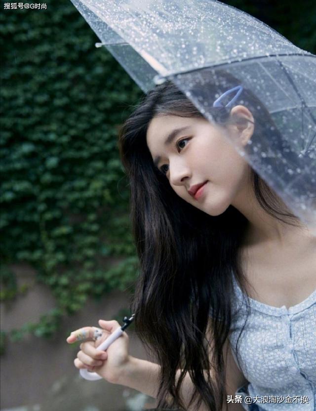 赵露思打伞在雨中 整体造型简洁具有少女风情