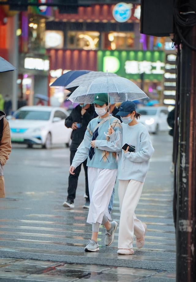 杭州的美女气质都好温柔，穿衣服也挑温柔的颜色，看着都很乖巧