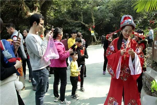 美女扮“财神”，引来游客争相合影，一天上千次直言累得笑不出