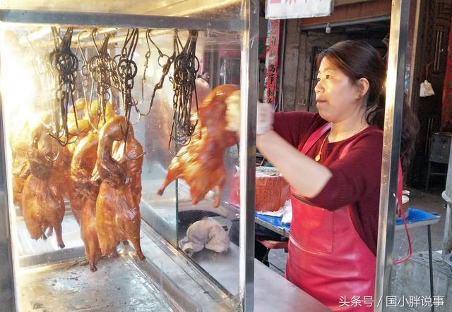 女子街头卖烤鸭，一天进账近千块