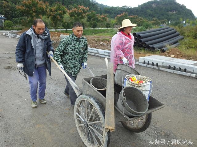 湖北宜昌：最美女泥瓦工！戴草帽批塑料膜雨衣 在建筑工地劳作