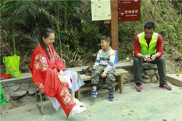 美女扮“财神”，引来游客争相合影，一天上千次直言累得笑不出